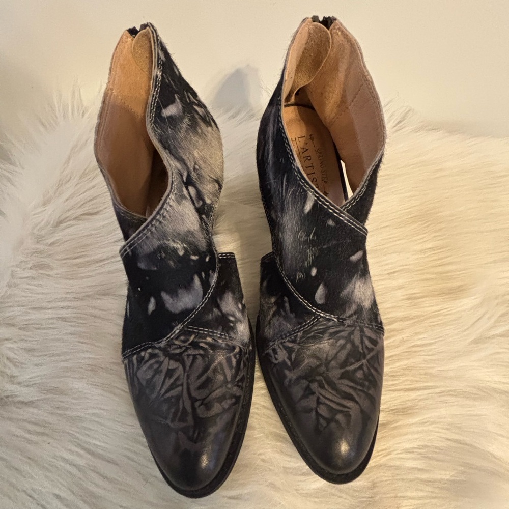 Artisan Women's Black and Gray Ankle Booties